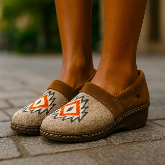 Women’s Born Bailie Brown Clogs Aztec Print Wool Western Comfort Shoes Size 9.5 - Picture 1 of 11